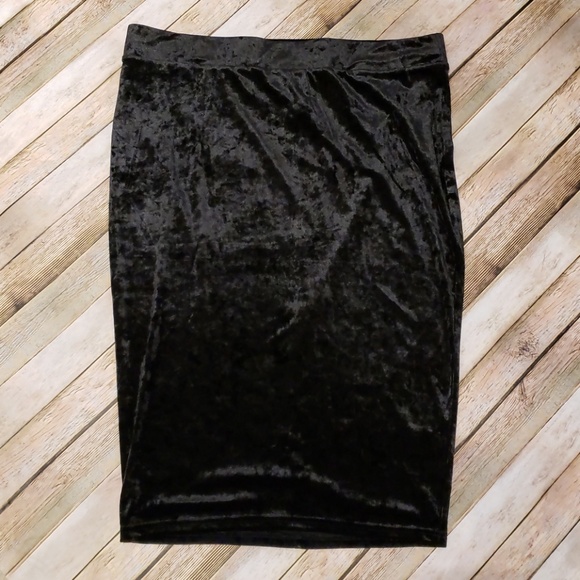 torrid Dresses & Skirts - *LAST CHANCE* NWT Torrid velvet pencil skirt